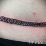 татуировка върху белег от апендицит - снимка пример за завършена татуировка 01092016 8024 tatufoto.ru