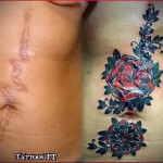 három virág - női tetoválás hegen - átfedésben - fotó