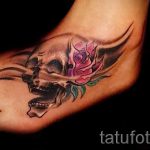 готина татуировка на череп на крака - снимка