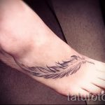 татуировка с перо на крака 1