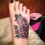 Татуировка на роза на крак 5