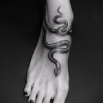 татуировка на змията на крака 3