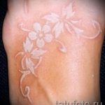 татуировка на крака с бяла боя 1