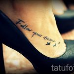 готина татуировка на крака на младо момиче снимка