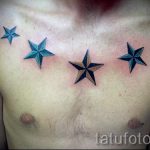 tetoválás csillagokkal a srác mellkasán, hogy szerencsét vonzzon - fotó