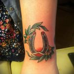 Patkó tetoválás fotó - tetoválás a szerencse vagyonához 8221 tatufoto.ru