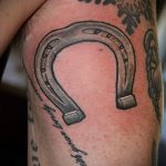 Patkó tetoválás fotó - tetoválás a sporthoz sok szerencsét 7265 tatufoto.ru