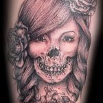 tetováló lány koponyaarccal - tetováló fotó sok szerencsét