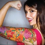 élénk színű tetoválás (ujjú) lánynak