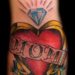 мама татуировка # 470 е интересна версия на модела, която може лесно да се използва за обработка и нанасяне като татуировка мама ще се скара