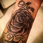 мама татуировка # 985 е готина версия на модела, която може успешно да се използва за трансформиране и прилагане като татуировка на мама на пръст