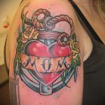 мама татуировка # 637 е интересна версия на модела, която може лесно да се използва за трансформиране и прилагане като майка в татуировка на сърце