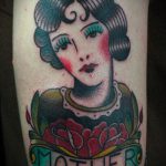 мама татуировка номер 243 - интересна версия на модела, която може да се използва добре за промяна и прилагане като татуировка на шеф на мама