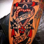 мама татуировка # 824 е интересна версия на модела, която може лесно да се използва за преразглеждане и прилагане като татуировка мама ще се скара