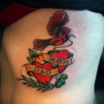 мама татуировка # 381 е интересна версия на модела, който може успешно да се използва за обработка и нанасяне като майка в татуировка на сърце