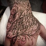 Татуировки надписи с шарки на ръката (юмрук на човек)