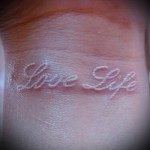 татуировка върху китката надписи