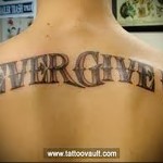 татуировка надписи на гърба