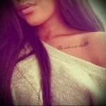 татуировка надпис на ключицата 1