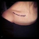 татуировка надпис на ключицата 2