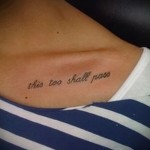 надпис татуировка на ключицата 3