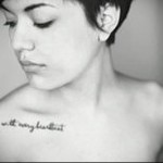 надпис татуировка на ключицата 6