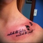 надпис татуировка на ключицата 7