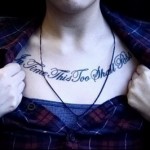 надпис татуировка на ключицата 8
