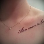 надпис татуировка на ключицата 9
