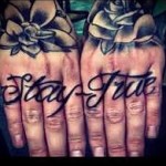 татуировка надписи на пръстите