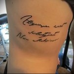 надпис на татуировка на ребрата 3