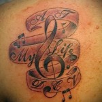 надпис татуировка на острието