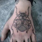 Rovartetoválás - nagy bogár egy nő kezén