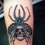 Rovartetoválás - bogár és koponya