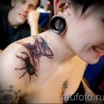 Rovartetoválás - bogarak és lepkék a lány vállán