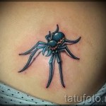 Rovar tetoválás a combon a bugyi vonalánál