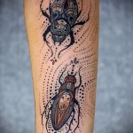 Rovar tetoválás a kezében