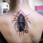 Rovartetoválás - repülj nagy szemmel egy lány lapockái között