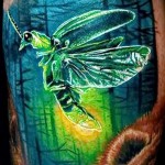 Rovartetoválás - repülő az erdőben - lédús virágok