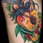 Rovartetoválás - a méh nektárt iszik egy virágból