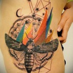 Rovartetoválás a combon csillagokkal és színes foltokkal