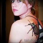 Rovartetoválás a lány lapockáján