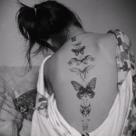 Rovartetoválás egy lány gerincén