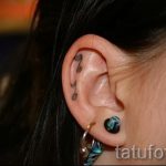 bilješka tatouage dans l'oreille - une photo du tatouage fini sur 02082016 1001 tatufoto.ru