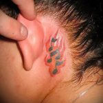 bilješka tatouage derrière l'oreille - la photo du tatouage fini sur 02082016 1002 tatufoto.ru