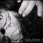 bilješka tatouage derrière l'oreille - la photo du tatouage fini sur 02082016 2003 tatufoto.ru