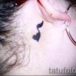 bilješka tatouage derrière l'oreille - la photo du tatouage fini sur 02082016 3004 tatufoto.ru