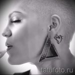 stellt fest, Tattoo hinter dem Ohr - das Foto des fertigen Tätowierung auf 02082016 2021 tatufoto.ru
