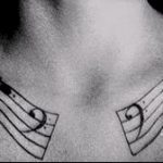 tatouage note sur la clavicule - la photo du tatouage fini sur 02082016 1024 tatufoto.ru