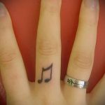 tatouage note sur son doigt - une photo du tatouage fini 02082016 1029 tatufoto.ru